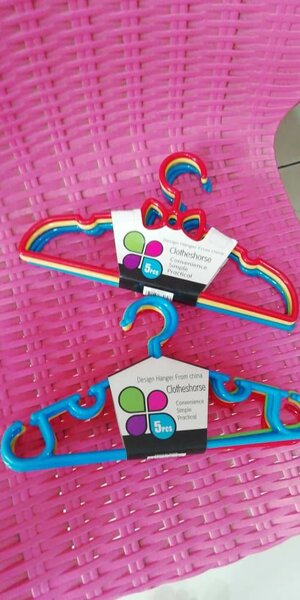 Cintres colorés en plastique