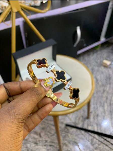 Elegant Clover Bangle Bracelet