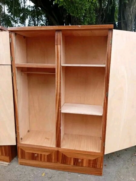 Armoire en bois robuste