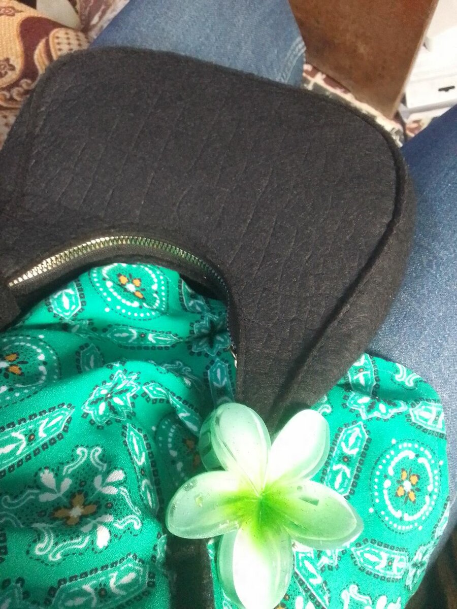 Broches de fleurs colorées