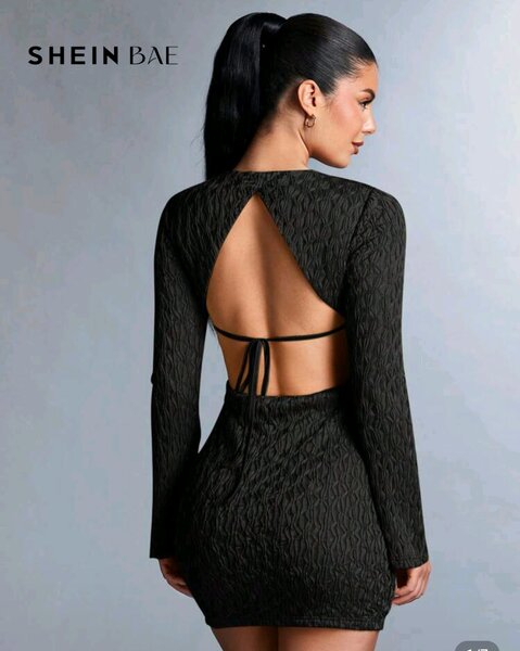 Robe Moulante Noire Échancrée
