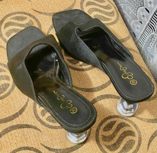 Sandales à talons transparents