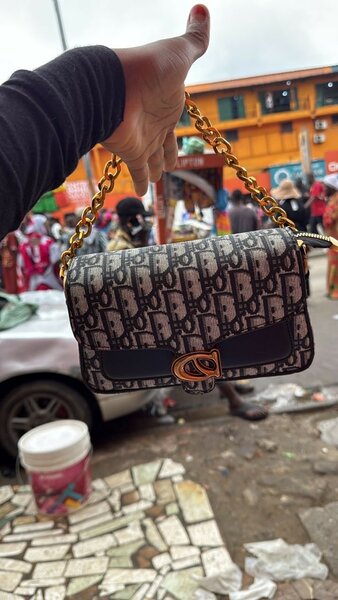 Sac bandoulière avec chaîne dorée