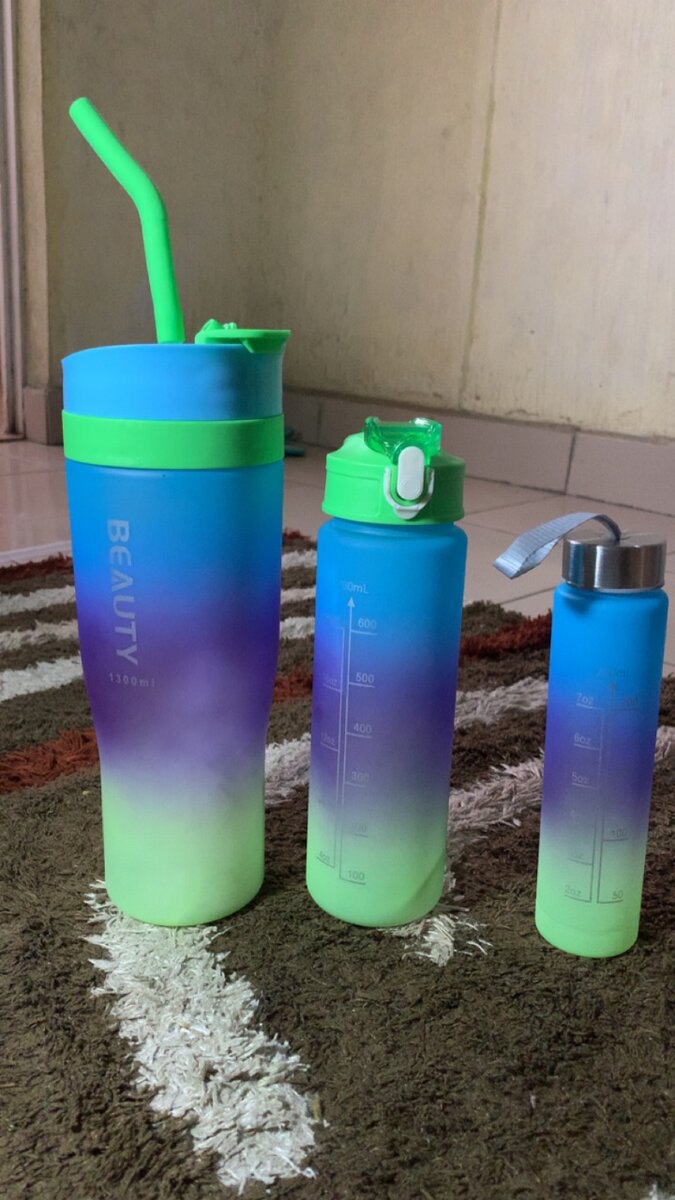 Bouteille d'eau graduée colorée