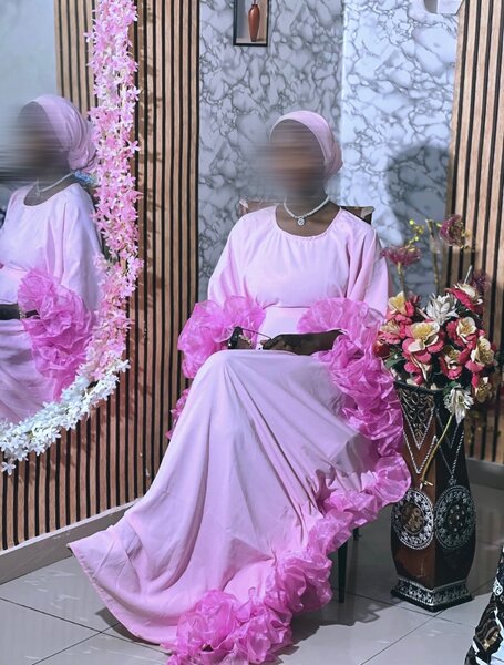 Robe rose élégante à volants