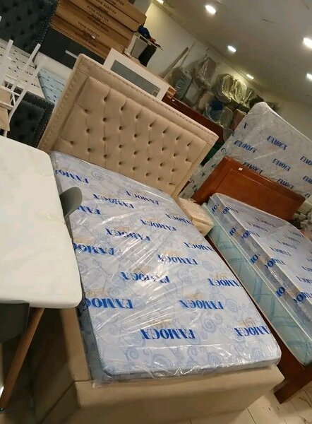 Lit rembourré avec matelas