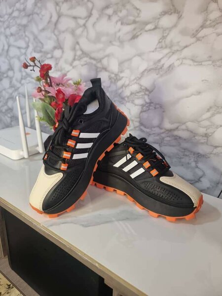 Baskets de Sport Noire et Orange