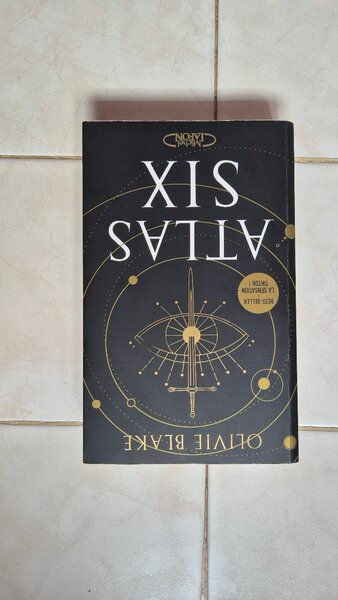 "Atlas Six" - Roman Captivant