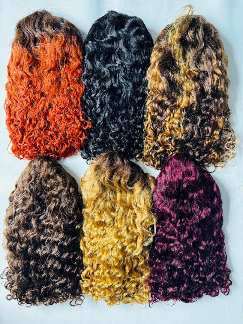 Perruques bouclées multicolores