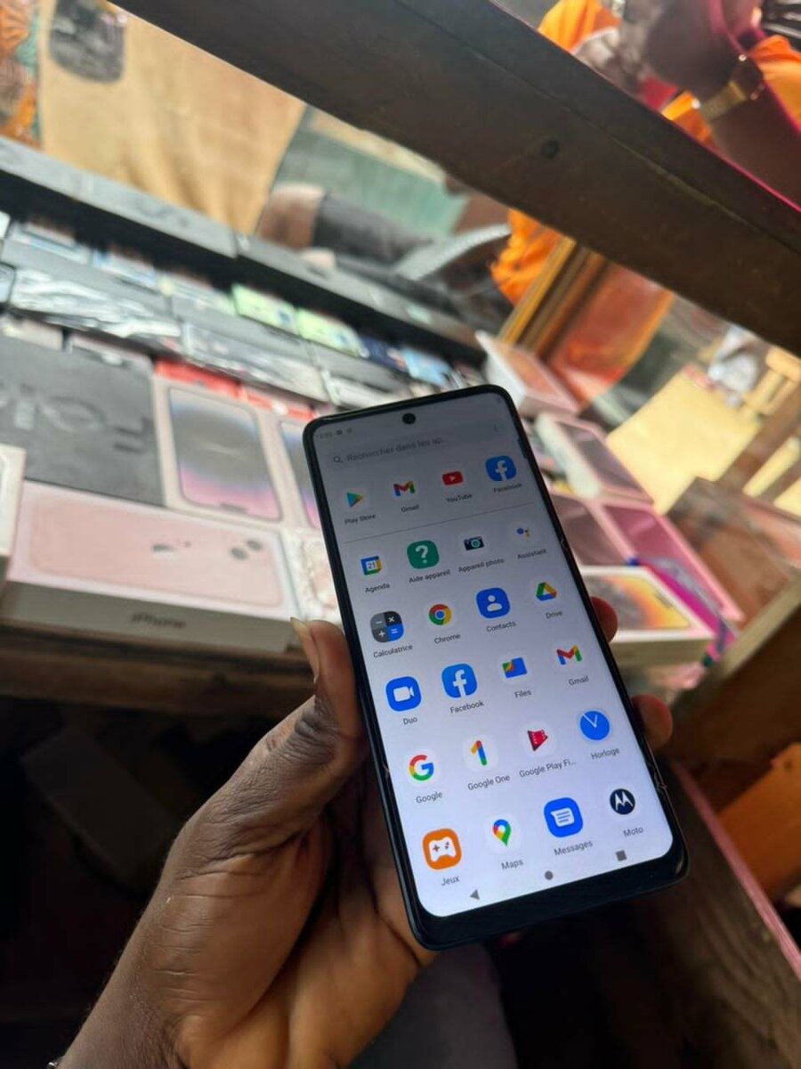 Motorola Edge 2021 128/6 giga ram 130.000f