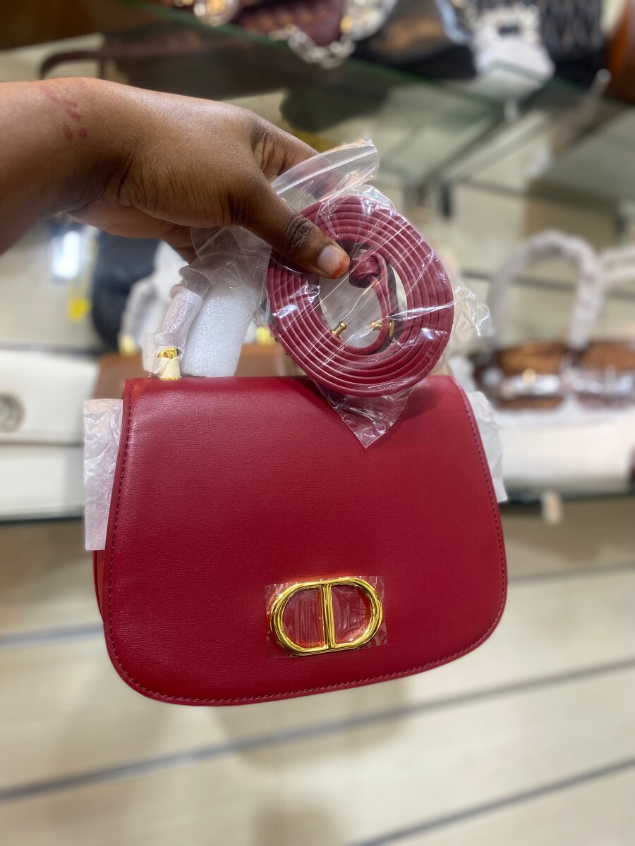 Sac à main en cuir rouge