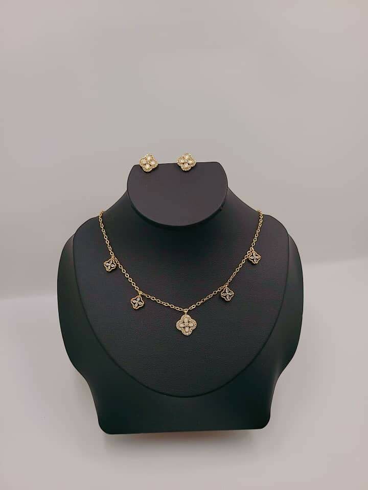 Collier et Boucles Dorés Élégants