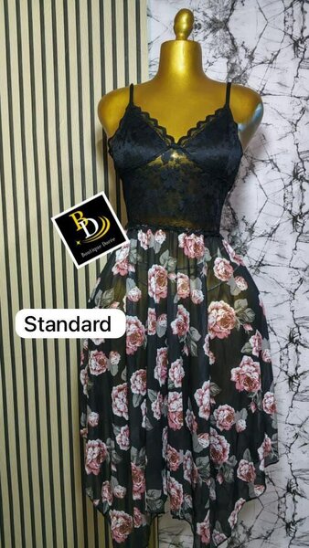 Robe noire à fleurs élégante