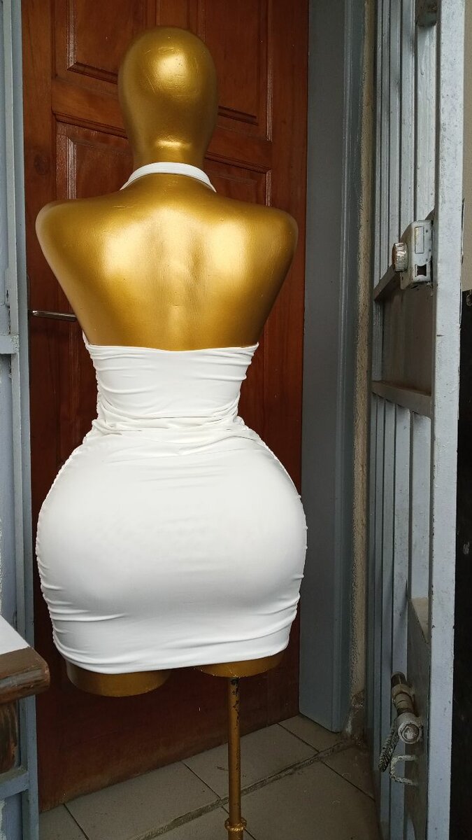 Robe moulante blanche élégante