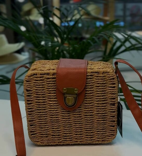 Сумочка плетёная.