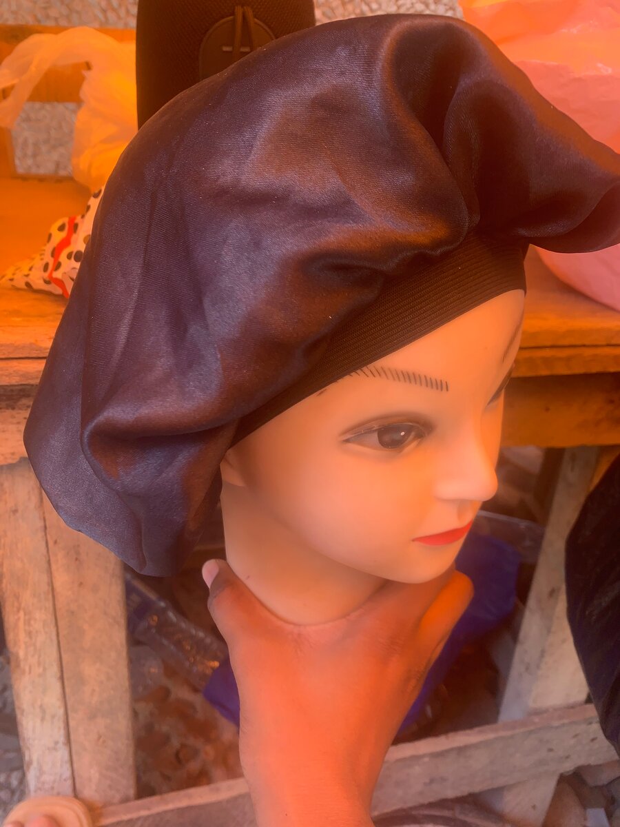 Bonnet en satin réversible