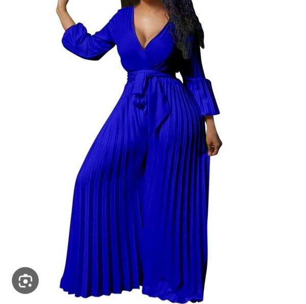 Robe bleu plissée élégante