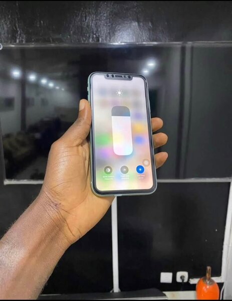 IPHONE 11 simple CASI neuf