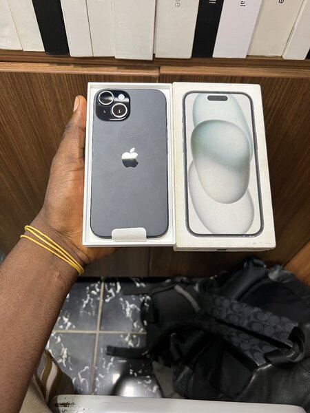 iPhone 15simple CE vendu avec l´assesoire