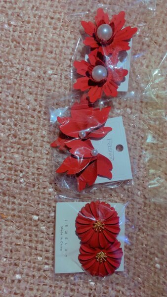 Boucle d'oreille fleur rouges