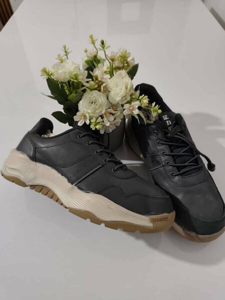 Sneakers en cuir noir élégants