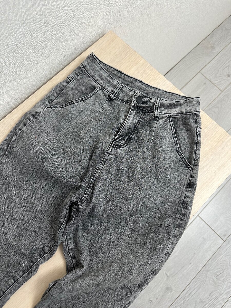 Серые джинсы