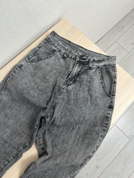 Серые джинсы