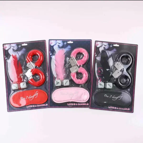 Set coquin avec menottes et plume