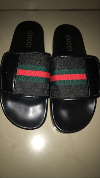Claquettes Gucci élégantes