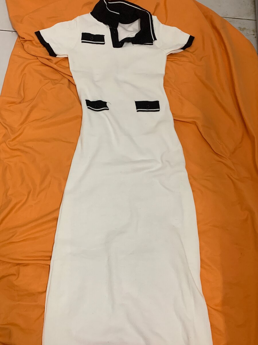 Robe élégante à col noir