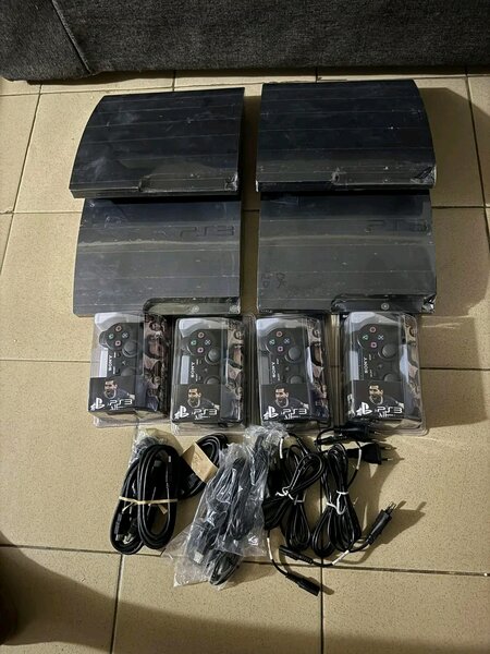 Console  PS3 avec manettes