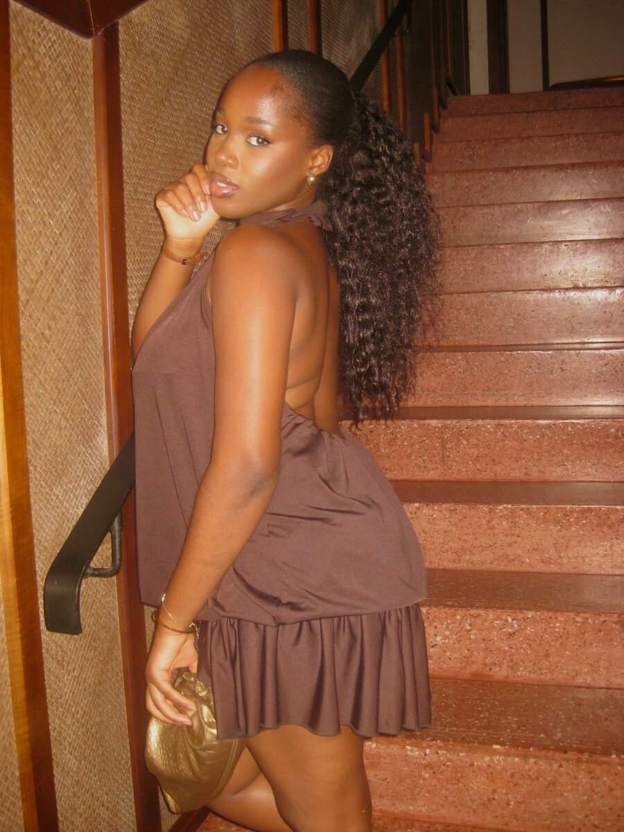 Robe dos nu élégante femme