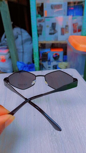 Lunettes de soleil géométriques