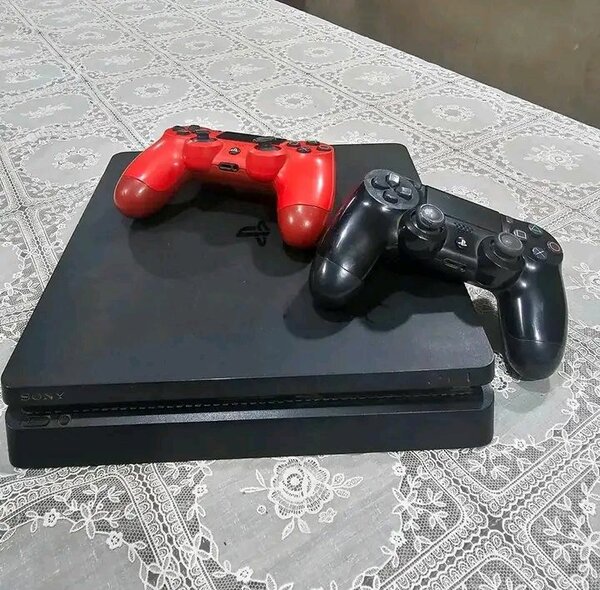 Console PS4 avec manettes