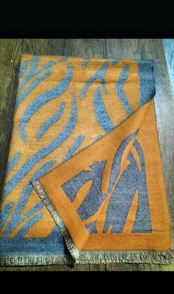 In wool jacquard scarf