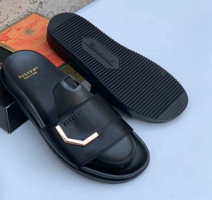 Claquette Lacoste disponible