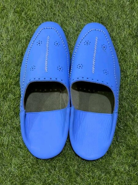 Mules en cuir perforé élégantes