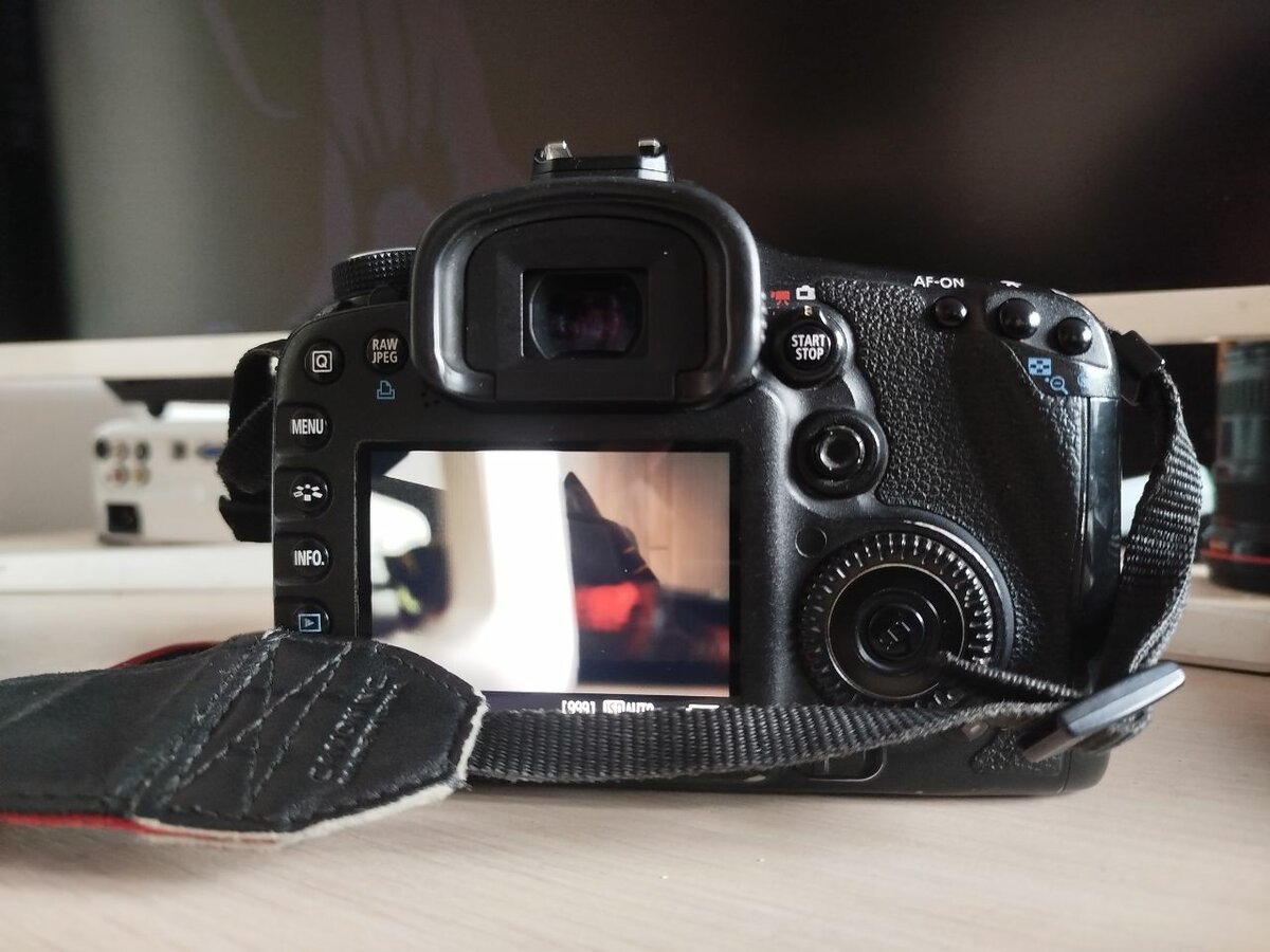 Продаю классный фотоаппарат кенон 7д обектив 18-55