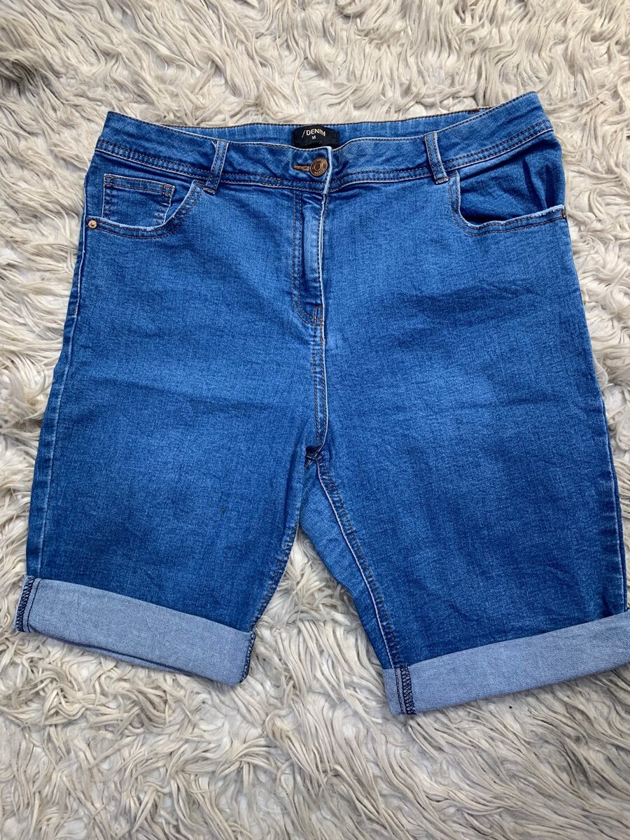 Rolled up Denim jeans shorts