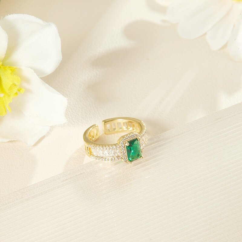 Emerald green ring