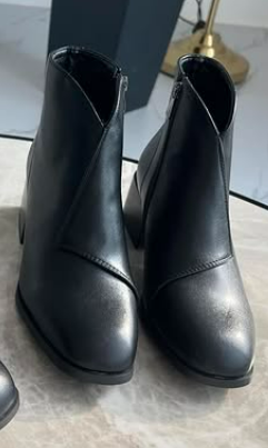 Осенние демисезонные ботинки позволяет сохранить тепло в прохладные осенние дни, а стильный и лаконичный дизайн делает их универсальными для повседневной носки и разных видов одежды. 🍂