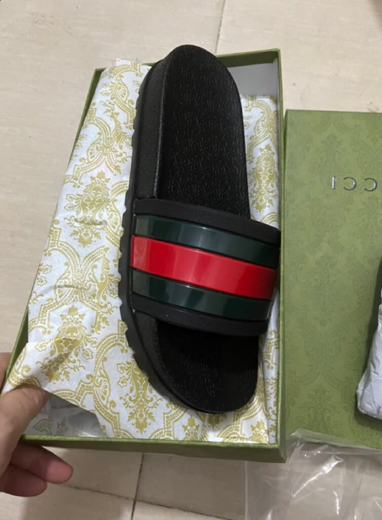 Claquettes luxueuses avec bandes colorées