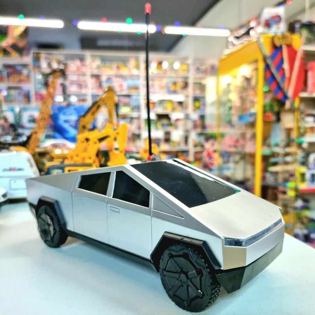 Тесла Сайбертрак на пульте