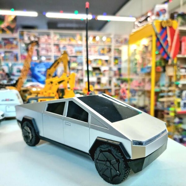 Тесла Сайбертрак на пульте