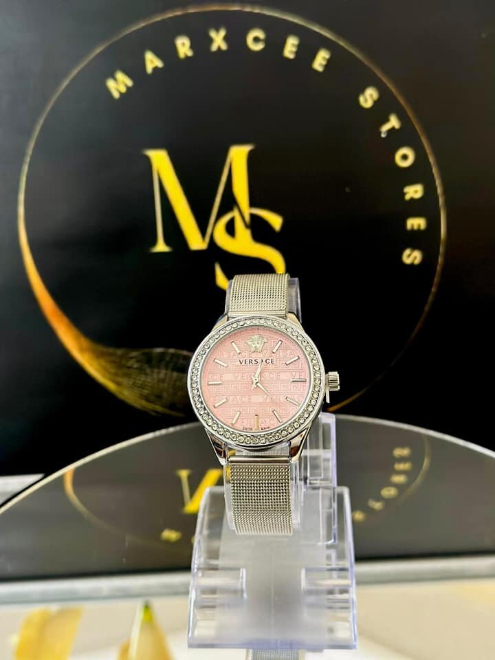 Women's wristwatch with metal bracelet