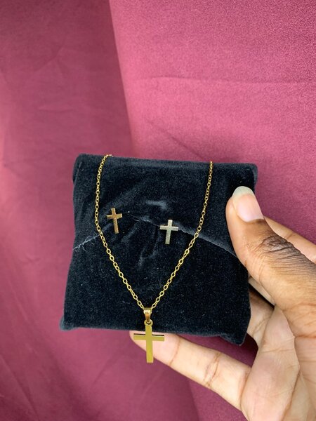 Collier et boucles en croix dorées