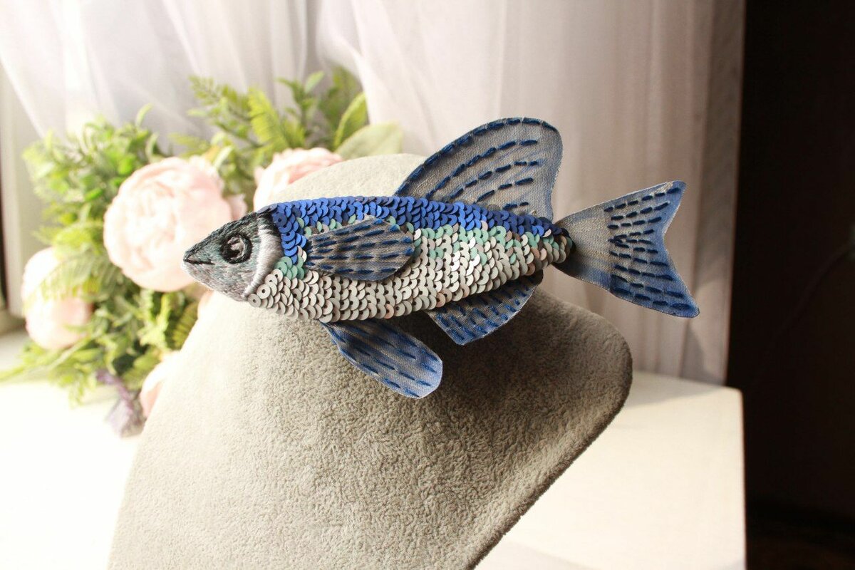 Брошь рыбка.