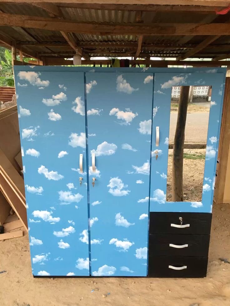 Armoire bleue avec miroir