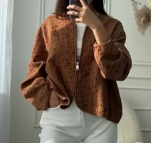 “Шикарная легкая курточка с красивым принтом. Укороченная модель на замке, приятная к телу. Идеально подходит для создания стильного образа в повседневной жизни.”