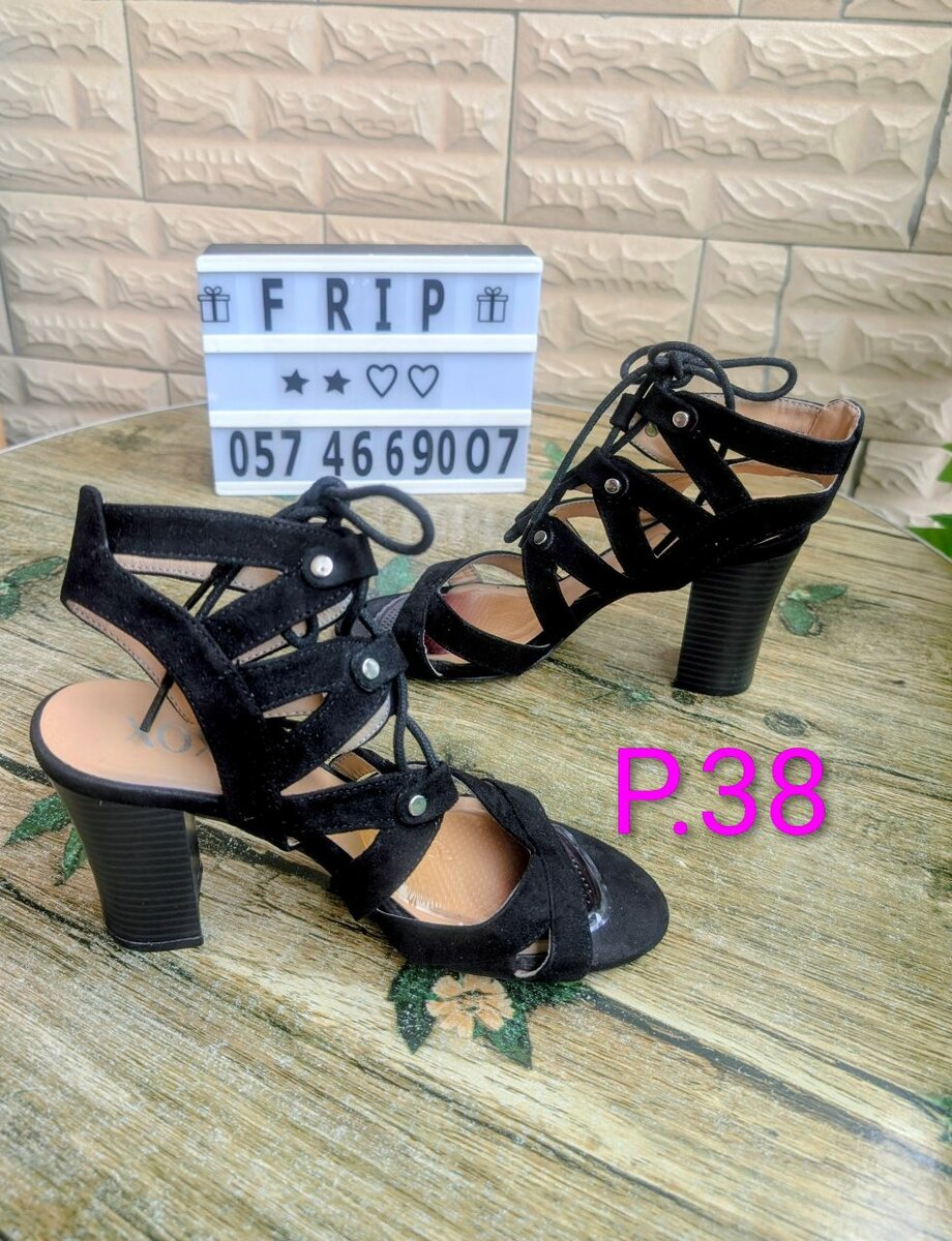 Sandales à talons noirs